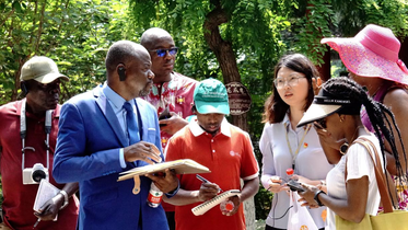 Des journalistes de 27 pays africains découvrent les opportunités à Weinan : explorer le « secret » de vitalité du développement de la Chine_fororder_rBABDGZ6XfWAID84AAAAAAAAAAA887.1265x843