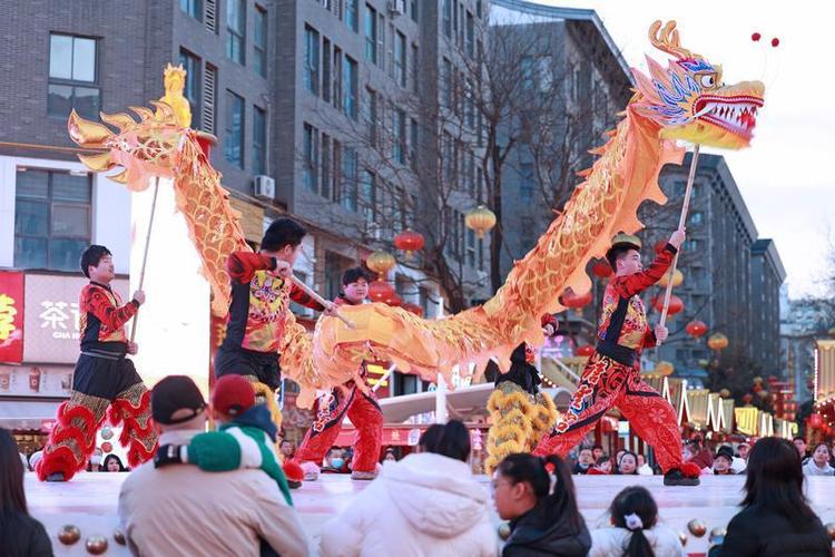 步行街夜晚年味濃