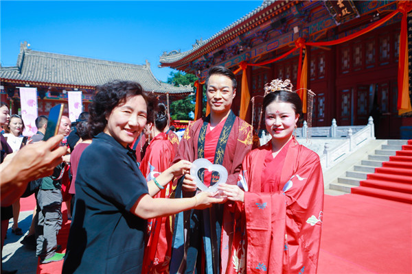 【A】西安交通大學第二附屬醫院“最美戰‘疫’情侶”集體婚禮在華清宮舉行