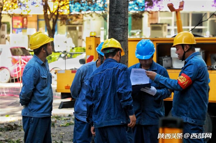 致敬平凡的勞動者|在風雨中砥礪前行 照亮小康的光明守護人