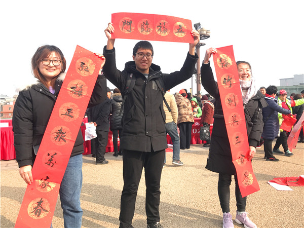 【中首  陜西】喜迎新年 西安市臨潼區書法家現場潑墨送年福