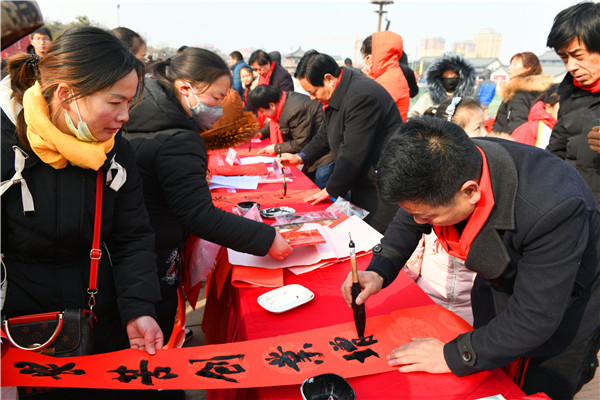 【中首  陜西】喜迎新年 西安市臨潼區書法家現場潑墨送年福