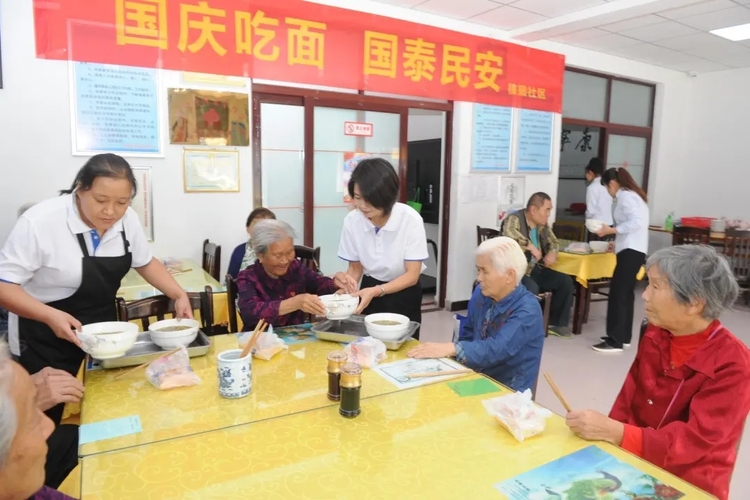 【已直接修改 “國慶吃麵 國泰民安”這種括弧裏是要加頓號的，還有國慶面沒有這種面，所以也是要打引號 --熊 】西安市灞橋區灞橋街道舉辦“國慶吃麵、國泰民安”活動