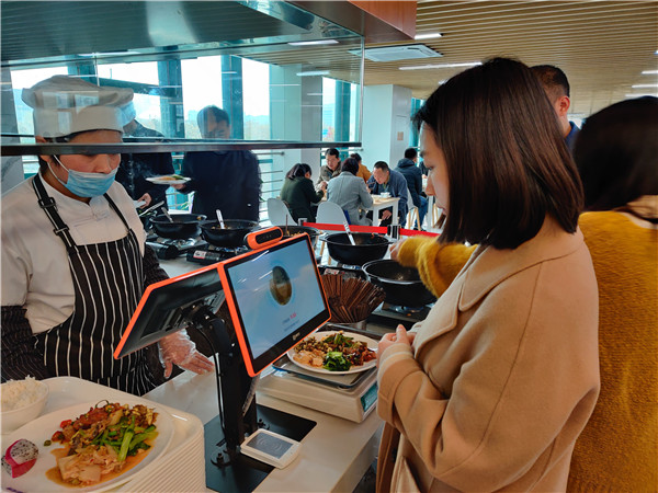 西安航天基地：人臉識別進餐廳 靠“臉”吃飯高效又智慧