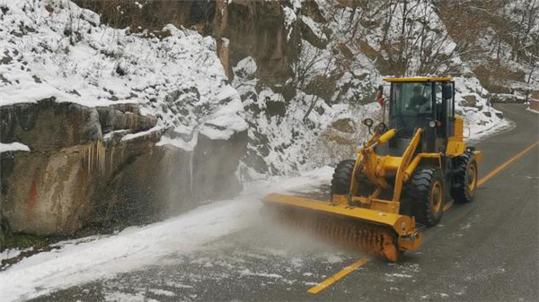 寶雞太白山景區：幹部職工齊上陣  鏟冰除雪保暢通