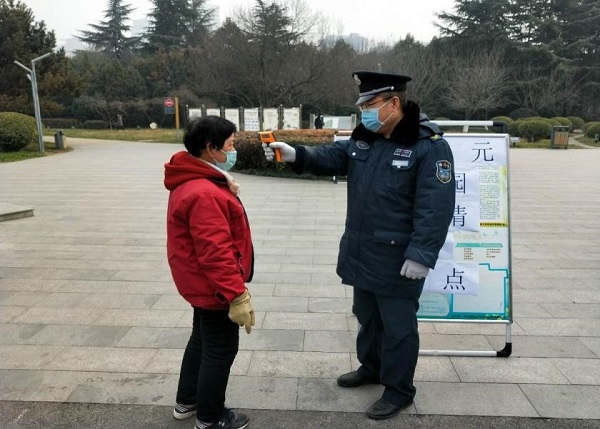 西安高新區城市管理“雙管齊下”戰疫情