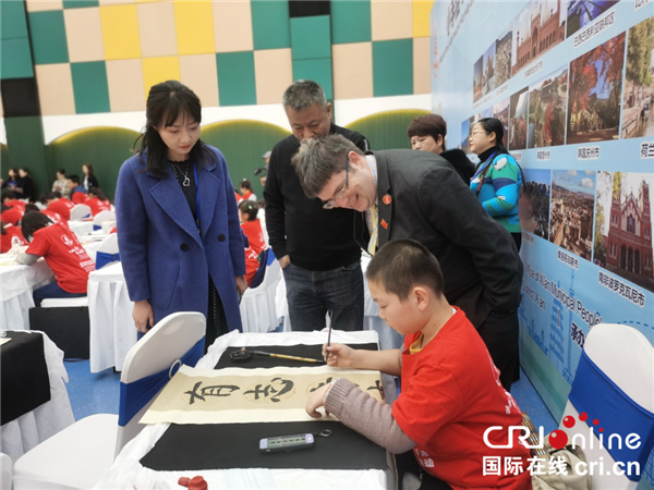 小手繪就“友誼橋” 西安市國際友好城市新年賀卡兒童創作活動順利舉行