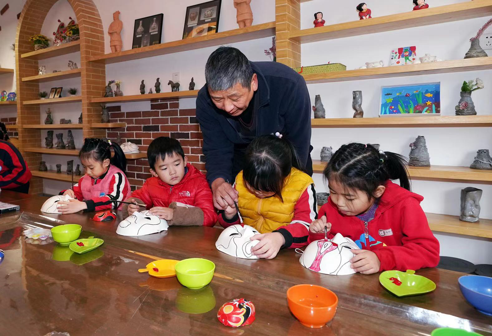 （有修改）萌寶花式迎新年 西安新城區開展非遺文化進幼兒園活動