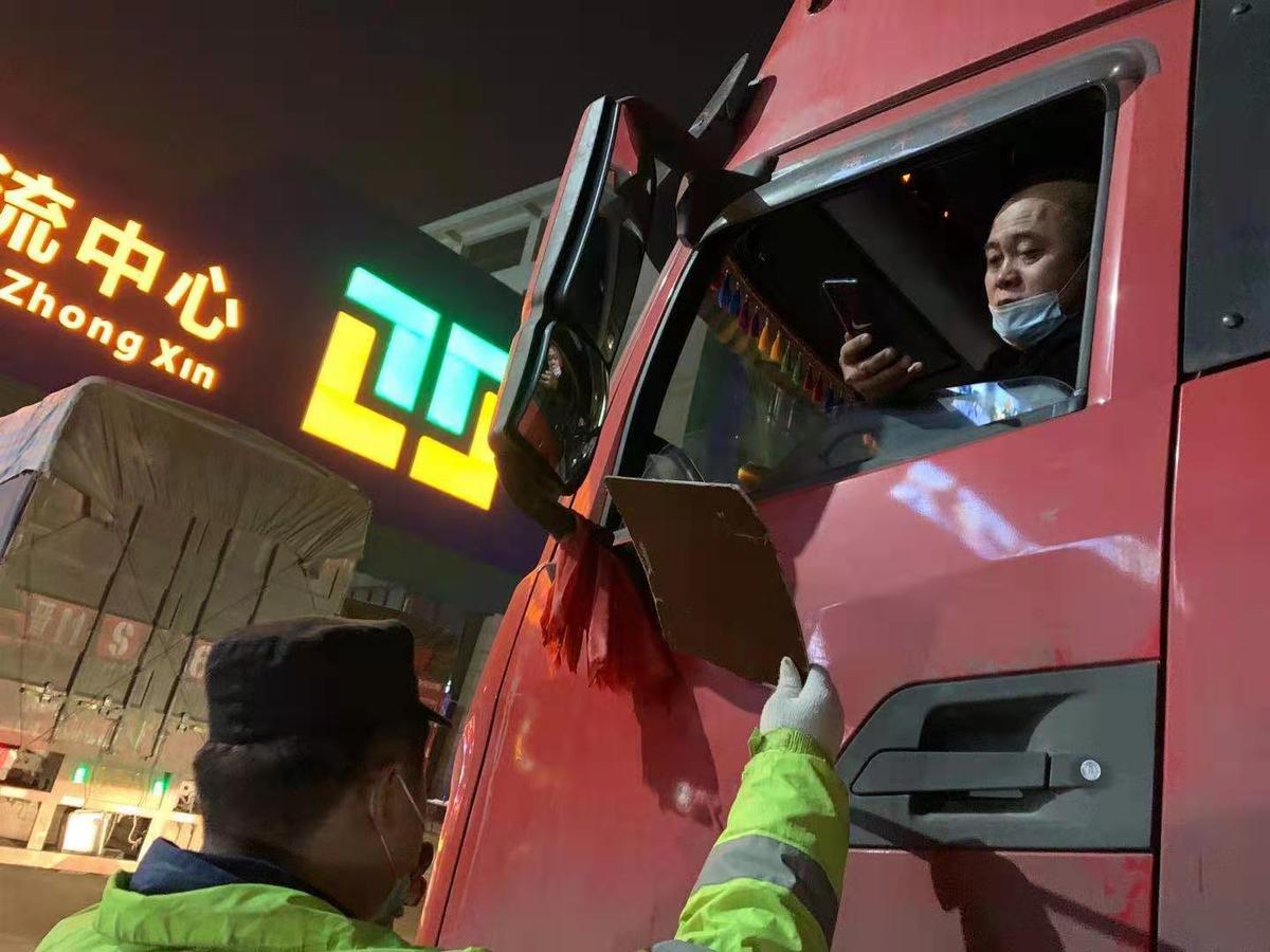 貨車批發市場外排隊消殺入場 西安高新交警全力保障周邊道路暢通