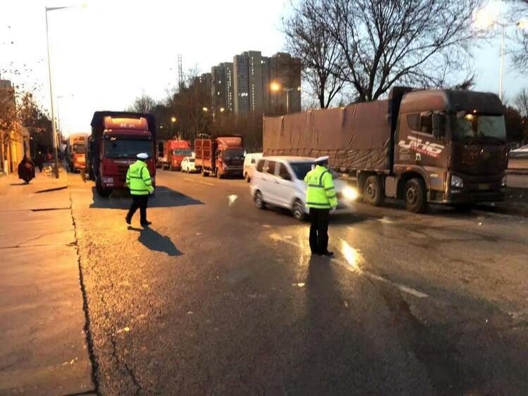 貨車批發市場外排隊消殺入場 西安高新交警全力保障周邊道路暢通