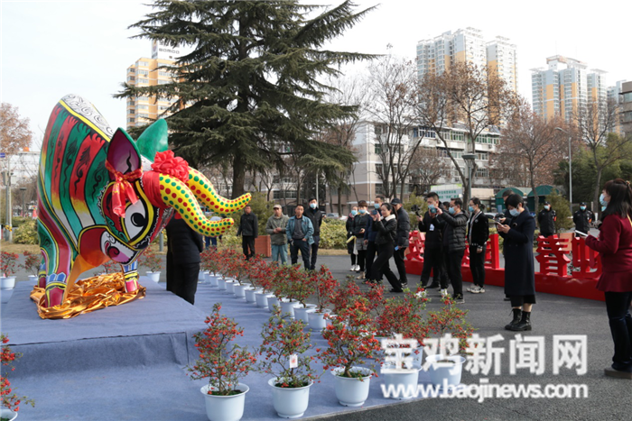 彩牛迎春 全國最大的泥塑牛在寶雞市文化藝術中心“安家”