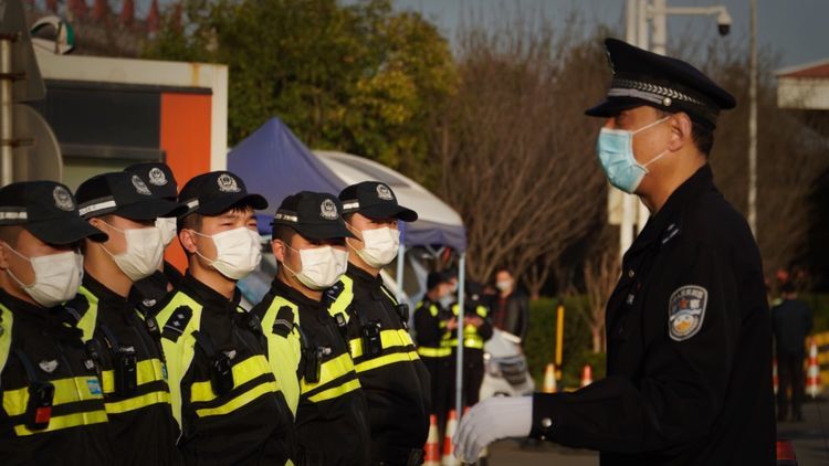 致敬!西安交警列隊迎接白衣英雄凱旋!