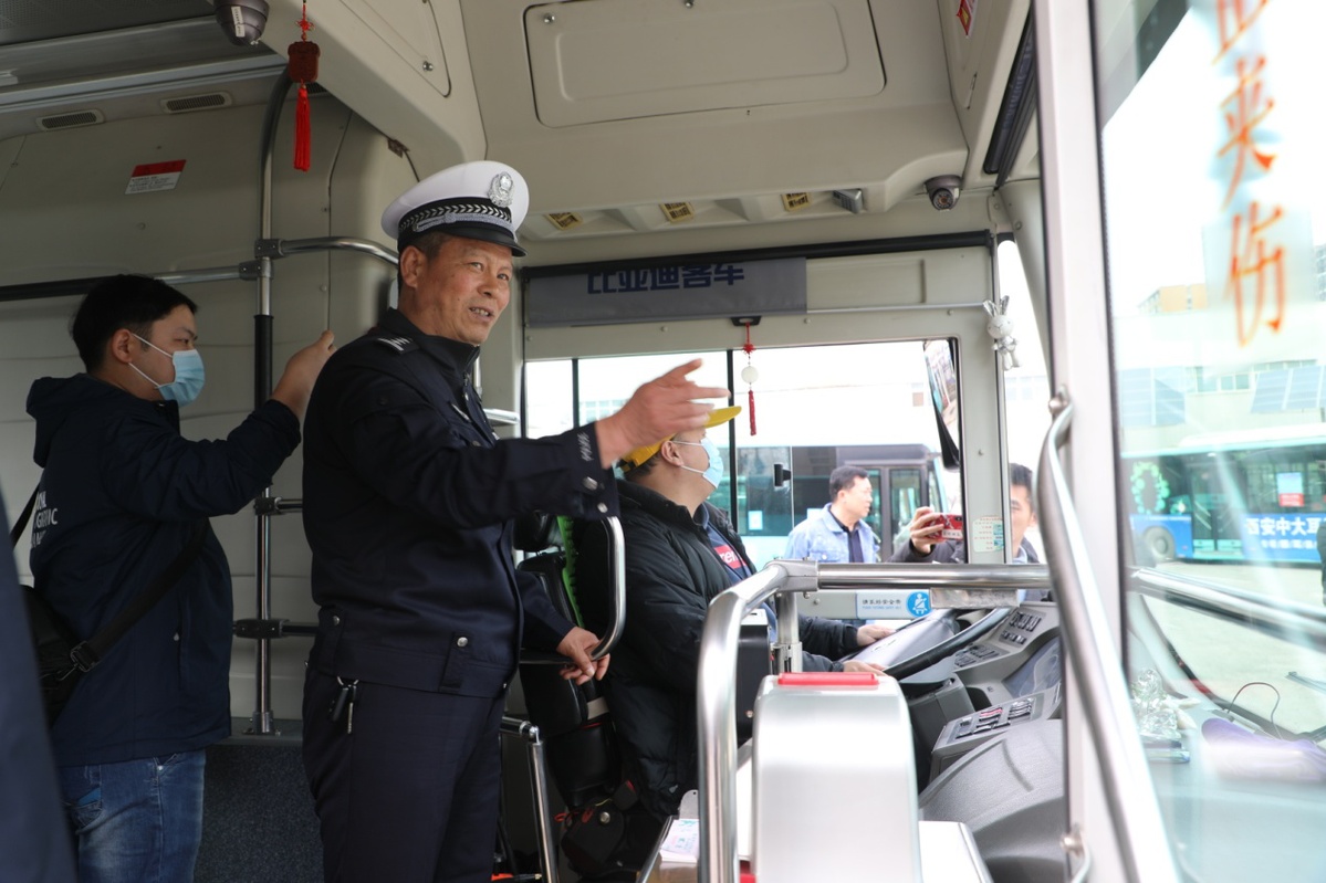 學雷鋒 保安全 西安高新區：警企共建文明十四運交通環境