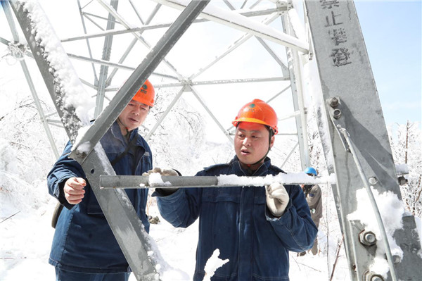 國網寶雞供電公司：鐵軍雪後巡線保供電  秦嶺山電網安然無恙