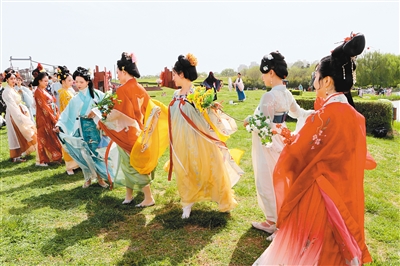 （轉載）漢服攝影、中式婚禮、文化沙龍、國潮茶飲……  古風經濟潮起千年古都