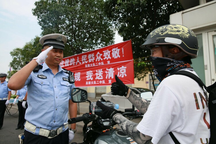 點讚寶雞交警—你遵守交通法規 我贈送一片清涼_fororder_1