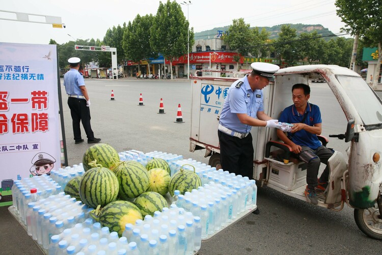 點讚寶雞交警—你遵守交通法規 我贈送一片清涼_fororder_2