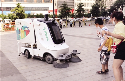 （轉載）無人駕駛環衛車街頭“圈粉”