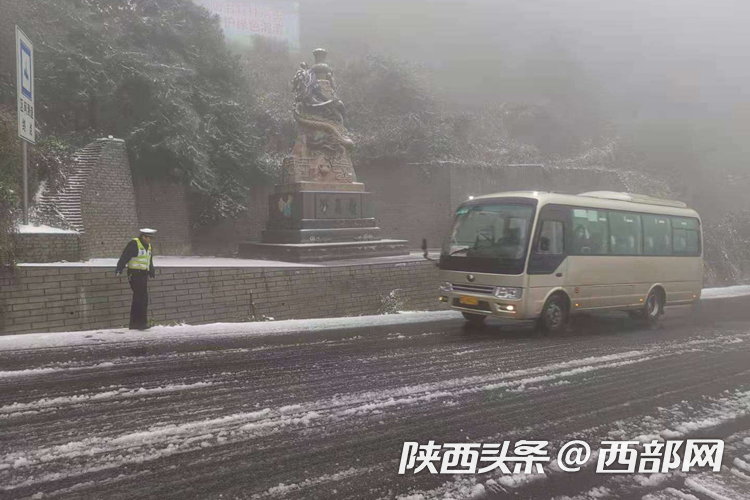 【中首 陜西】寶雞第一場雪來襲！交警提醒：低速勻速行駛