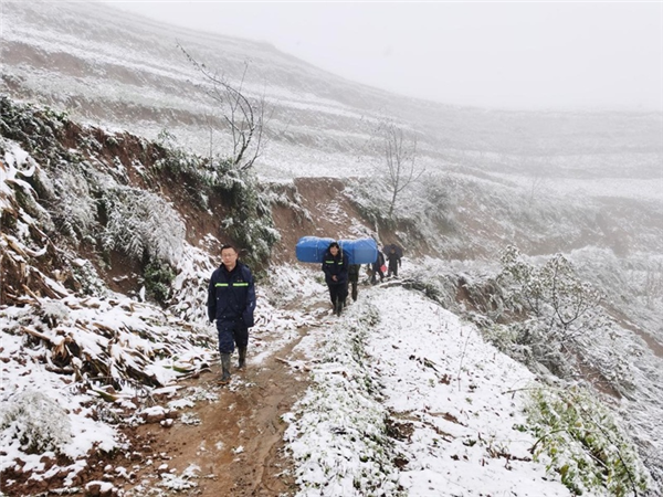 寶雞陳倉區葛條嶺村黨員幹部雨雪中負重徒步四小時 安全度汛絕不漏掉一人_fororder_mtxx01