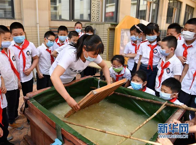 西安：古法造紙術進校園