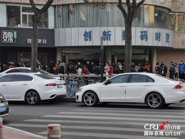 西安高新區啟動全員核酸首日 市民自發排隊參與_fororder_IMG_20211218_162020