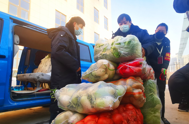 28.95萬斤蔬菜徹夜保供 西鹹新區涇河新城全力保民生_fororder_微信圖片_202112311118363