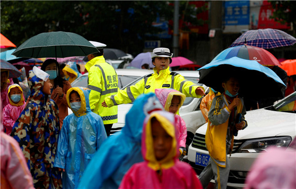 陜西渭南交警：堅守崗位 雨中護學