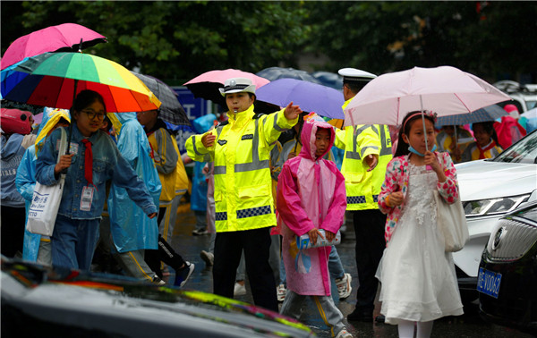 陜西渭南交警：堅守崗位 雨中護學