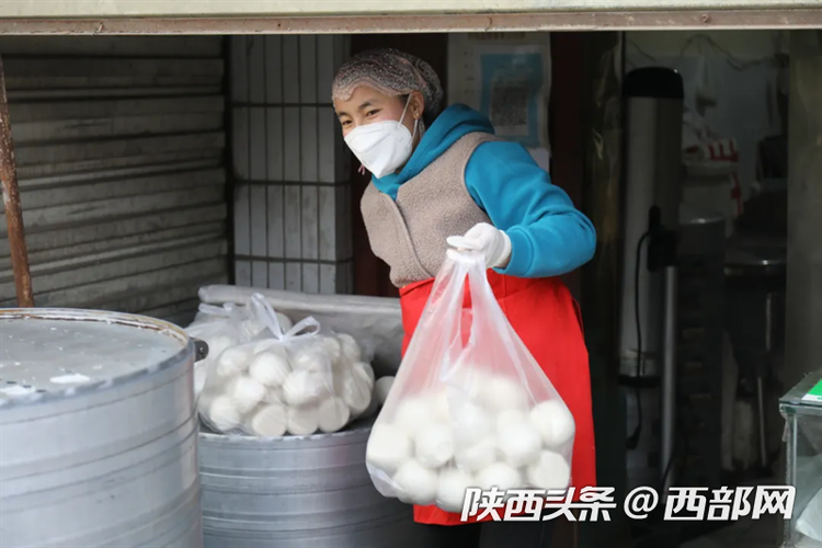 （轉載）西鹹新區灃西新城：愛心配送熱饅頭 保障周圍群眾生活物資_fororder_551a59c3e9364760d05cc885b975470b