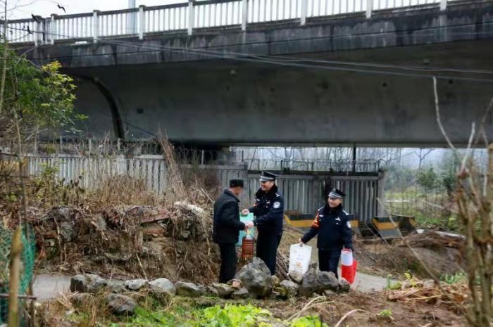 （轉載）【新春走基層】鐵路民警小年走“親戚”