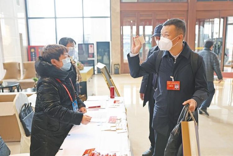 （轉載）建言獻策傳民意 履職盡責為民生——出席陜西省十三屆人大六次會議的代表向大會報到_fororder_QQ圖片20220119105847