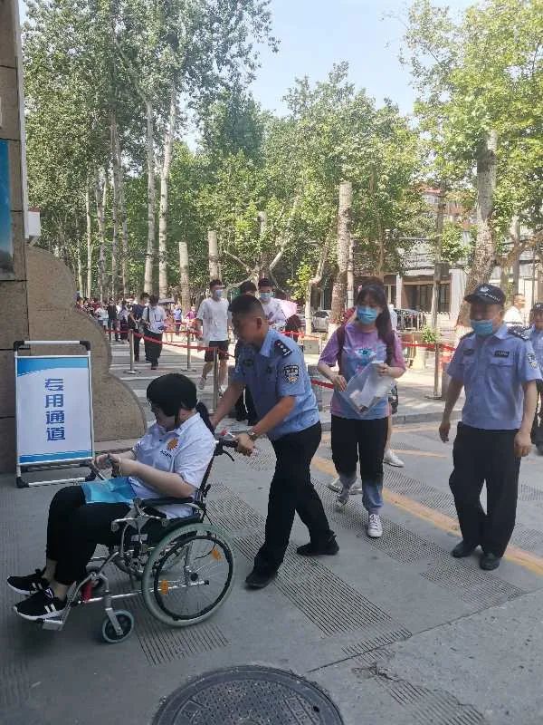 西安雁塔警方 130名民警分赴9個考點護航高考