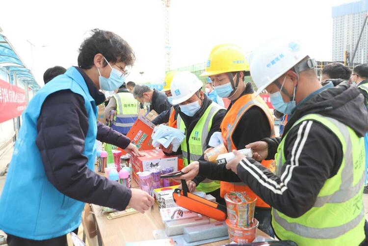 （轉載）“雷鋒精神”進工地！春風勁吹暖人心