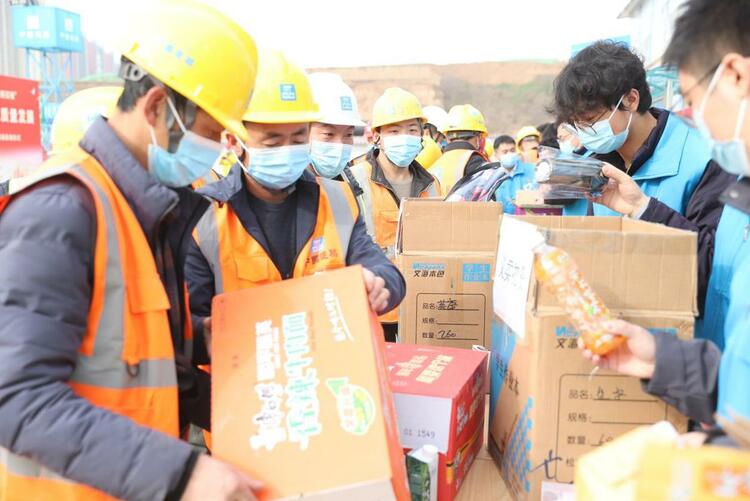 （轉載）“雷鋒精神”進工地！春風勁吹暖人心