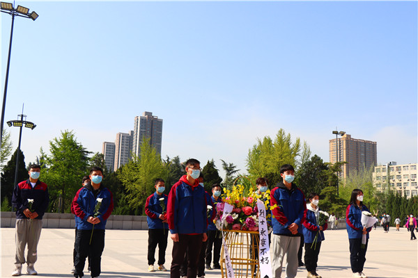 中冶集團西北區域總部項目開展慶祝建團百年系列活動_fororder_廣場獻花籃1.JPG