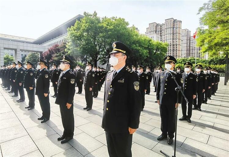 首次亮相！西安應急管理綜合執法隊伍統一著裝