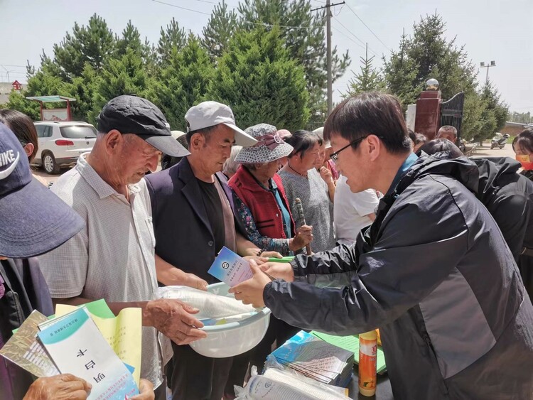 榆林市靖邊縣“防止返貧監測和幫扶政策”宣講團走進鎮村_fororder_宣講團向民眾發放生活用品