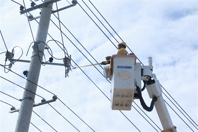 國網西鹹新區供電公司：戰高溫 帶電作業助力迎峰度夏保供電_fororder_1655880873972