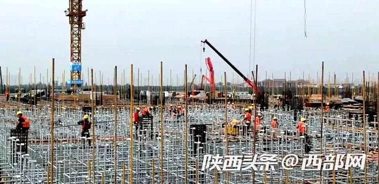 （轉載）助力打造“西安製造業新引擎” 中建八局涇河新城智慧電子産業園提前封頂