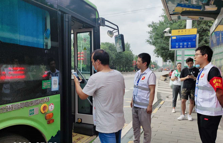 （有修改）西安高新區興隆街道開展“文明乘車跟我排”活動