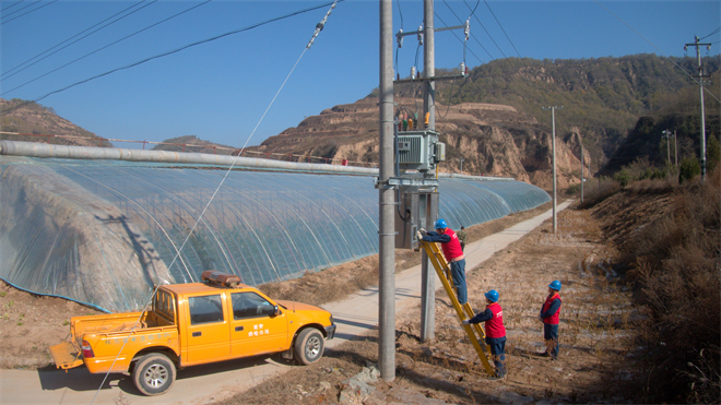 （待審）國網陜西電力：助力鄉村振興跑出“加速度”_fororder_國網陜西電力員工為大棚蔬菜用戶檢查用電設備（劉浩攝）