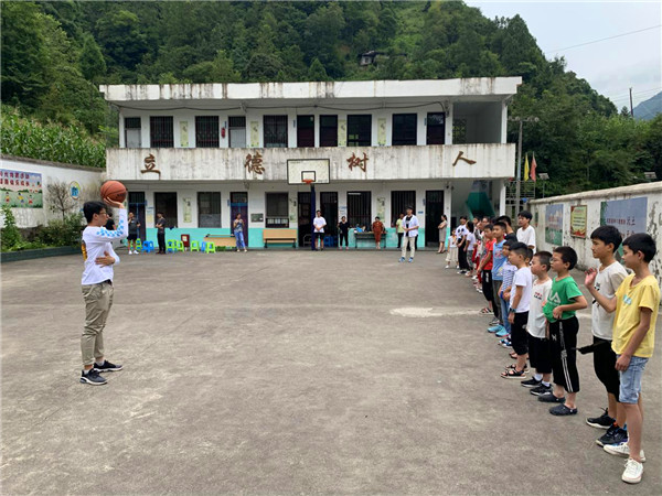 西北工業大學中外學子在漢中鎮巴寶山村開展支教活動