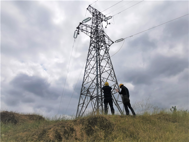 與時間賽跑 同風雨作戰——國網榆林供電公司全力做好防汛保電工作側記_fororder_圖片1_副本2