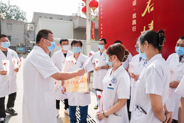 “重溫醫師誓言，鮮花禮贈醫者” 西安市紅會醫院舉行慶祝“中國醫師節”主題活動_fororder_4