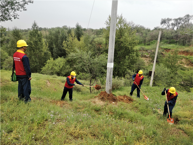 與時間賽跑 同風雨作戰——國網榆林供電公司全力做好防汛保電工作側記_fororder_圖片3_副本1