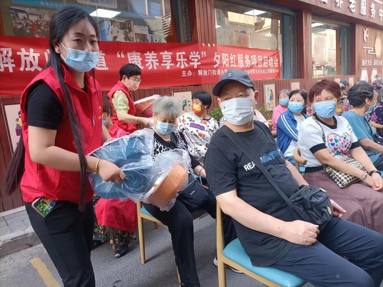 讓老人們樂享“夕陽紅” 西安市新城區解放門街道“康養享樂學”夕陽紅服務項目啟動_fororder_微信圖片_20220908084201