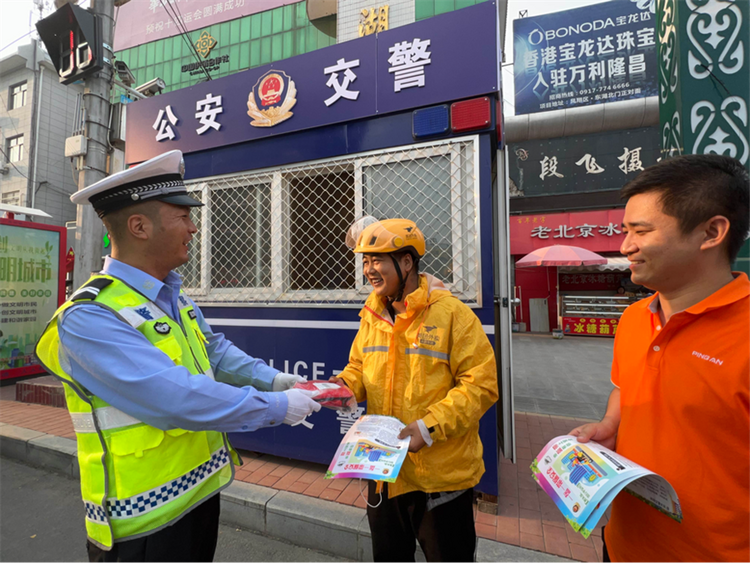 國慶安全行 寶雞鳳翔交警出妙招鼓勵守法文明出行_fororder_圖片2