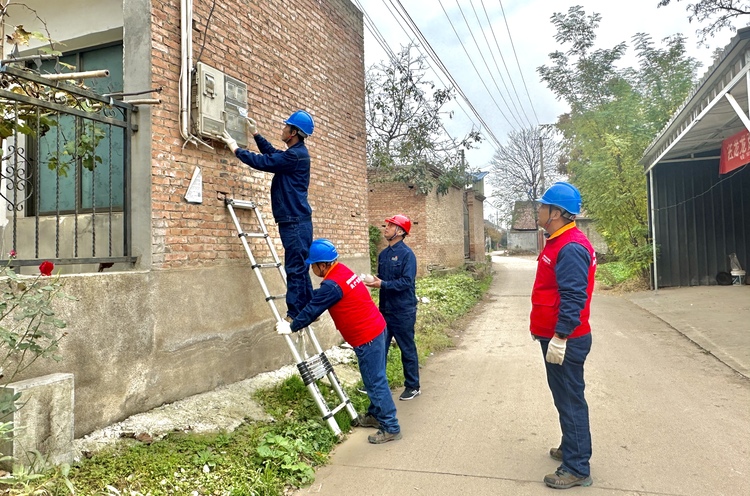 國網陜西電力：精心運維保供電 優質服務暖人心_fororder_國網陜西電力員工強化巡視查隱患，護航群眾冬季取暖用電