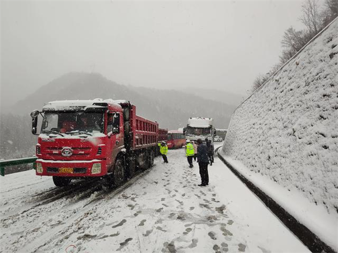 迎戰今冬第一場雪 寶雞交警浴”雪”奮戰保安全保暢通_fororder_圖片4